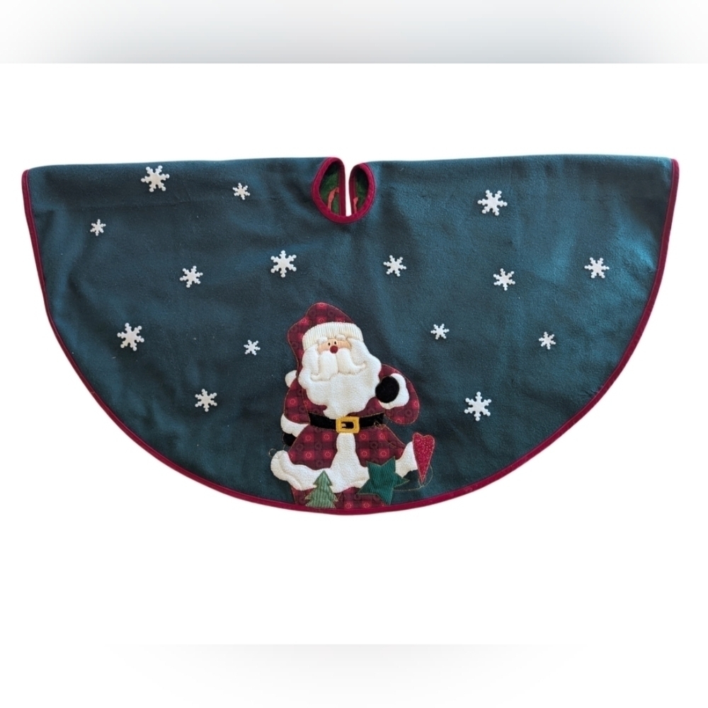 Christmas tree skirt felt with Santa Claus in near perfect condition